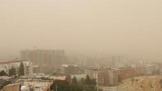 Mardin'de toz bulutu etkili oldu! Evlerin pencereleri kapatıldı