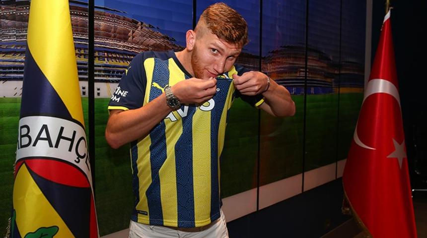 Fenerbahçe Burak Kapacak'ın lisansını çıkardı
