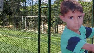 Kahreden ölüm! Üzerine kale direği devrilen 6 yaşındaki Tarık hayatını kaybetti