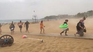 Alanya’da şiddetli yağmur ve fırtına tatilcilere zor anlar yaşattı