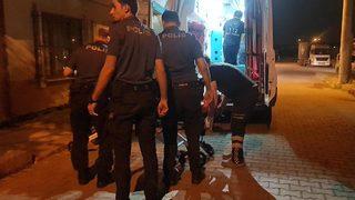 Evinin salonunda tartıştığı kişi tarafından bacağından vuruldu