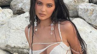 Kylie Jenner çıplak pozuyla hayranlarını meraklandırdı