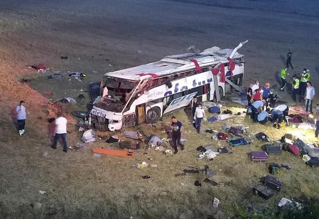 Son Dakika: Balıkesir'de korkun&ccedil; kaza! Yolcu otob&uuml;s&uuml; takla attı: &Ccedil;ok sayıda &ouml;l&uuml; ve yaralı var