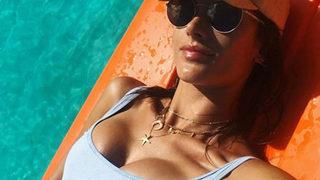 Alessandra Ambrosio plaja atla geldi! At üstünde keyif