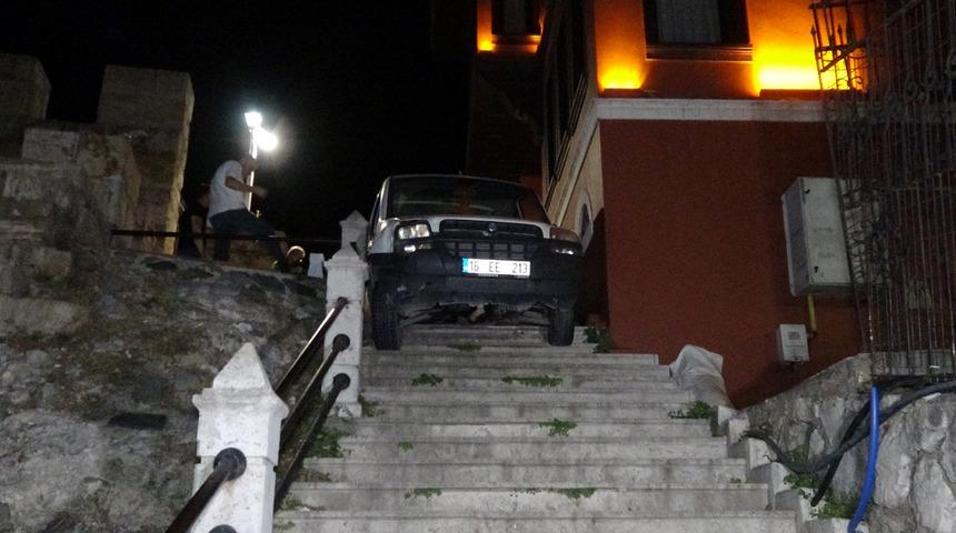 Bursa'da eşi benzeri görülmemiş olay! Merdivenlere sıkıştı