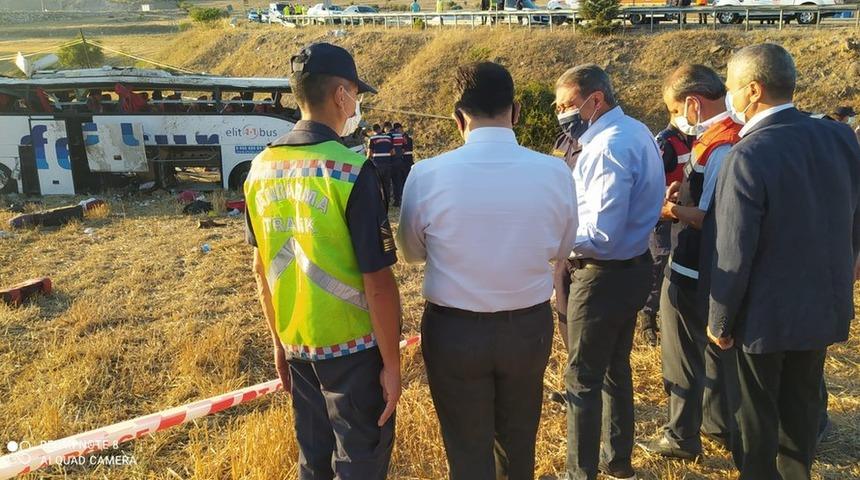 Balıkesir'de yolcu otob&uuml;s&uuml; devrildi: 14 kişi &ouml;ld&uuml;, 18 kişi yaralandı