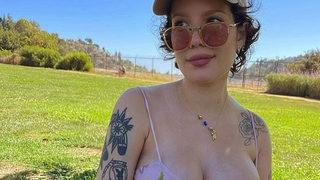 Halsey emzirme pozuyla gündemdeydi! Bu sefer de...