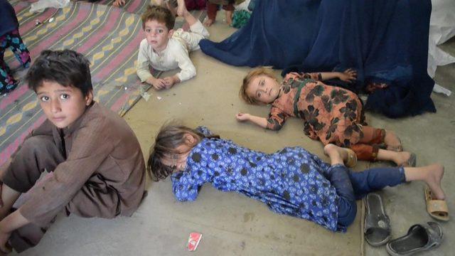Evlerinden olmuş çocuklar, Asadabad'daki bir okulda, yerlerde uyumak zorunda kaldı.