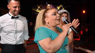 Kibariye'nin sahnede eteği uçuştu! Ali Küçükbalçık beline masa örtüsünü bağlattı