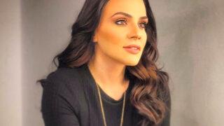 Buket Aydın gecelerde! Süper minisiyle poz verdi