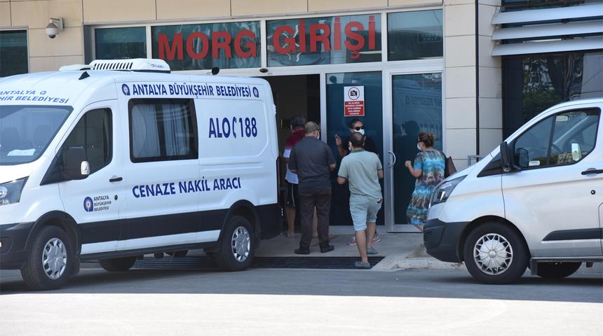 Evlerinde ölü bulunan anne ve kızının cenazeleri alındı