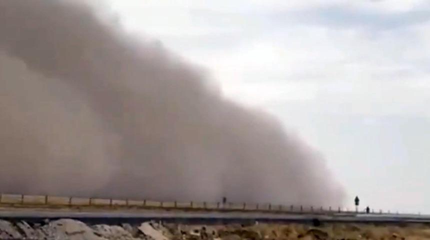 Mardin'i toz fırtınası esir aldı! Kapı ve pencereleri açamadılar
