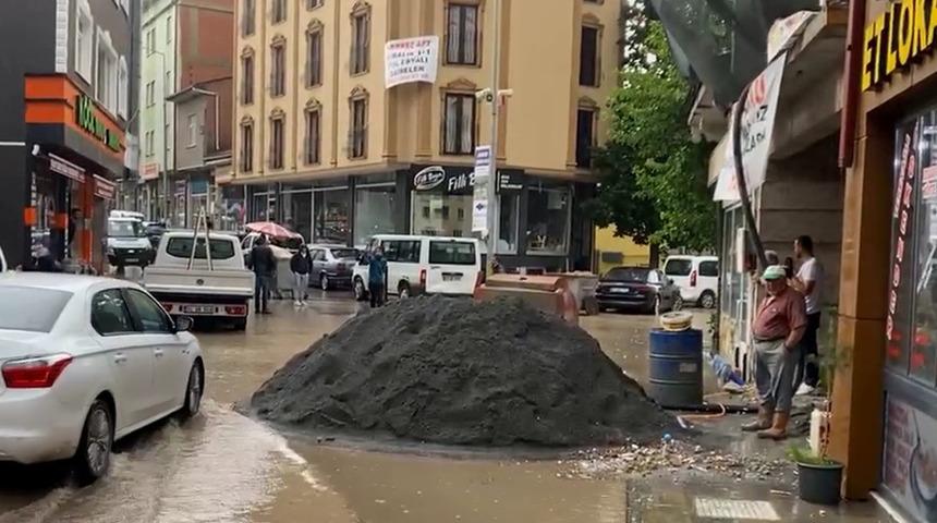 Bayburt'ta yollar göle döndü!