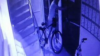 Apartmandaki bisikleti çalan hırsızın soğukkanlı tavrı şaşkına çevirdi