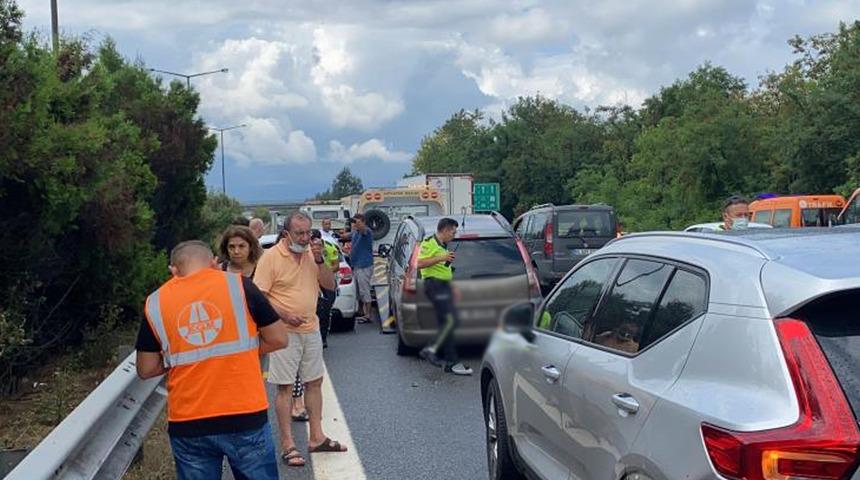 TEM'de 15 araç birbirine girdi! 12 yaralı