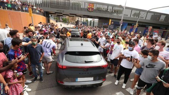 Nou Camp'taki basın toplantısına yüzlerce taraftar da geldi.