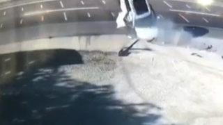 Korkunç anlar! İstinat duvarına çarpan araç böyle havalandı