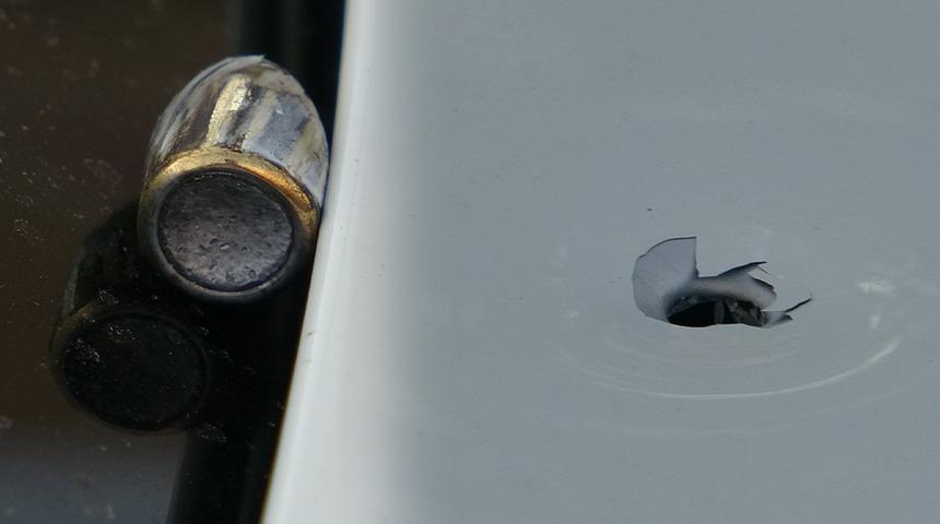 Cam tavan korumuş! Seyir halindeki sürücüye dehşeti yaşattılar