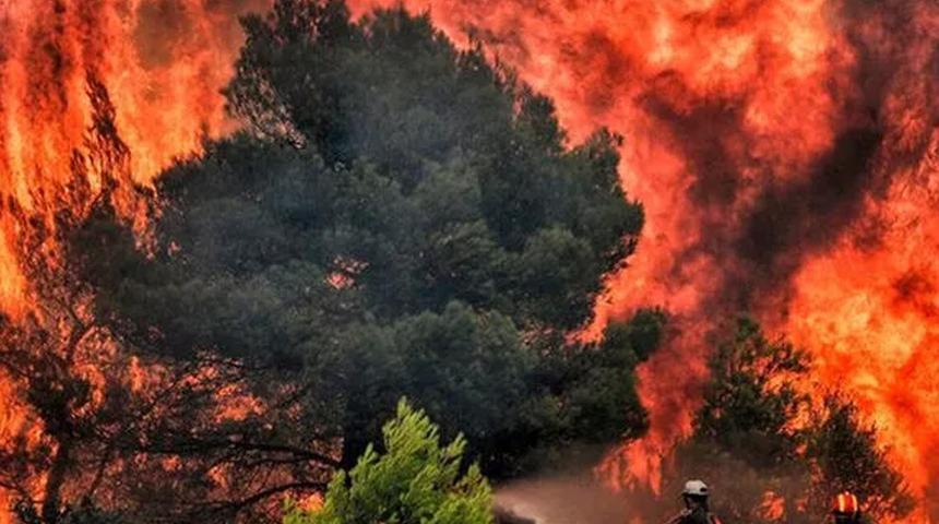 Yunanistan'da yangın söndürme uçağı düştü