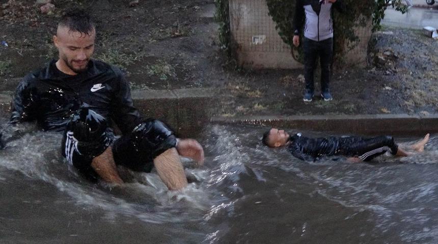 Samsun'da ilginç anlar! Göle dönen caddede suyun içine yatıp keyif yaptı