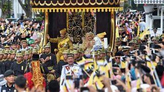 Sultan para saçtı! Masalar bile altın kaplama