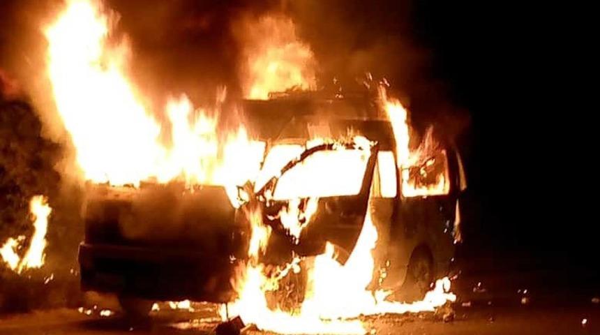 Pakistan&rsquo;da yolcu minib&uuml;s&uuml; alev topuna d&ouml;nd&uuml;: 10 &ouml;l&uuml;, 7 yaralı