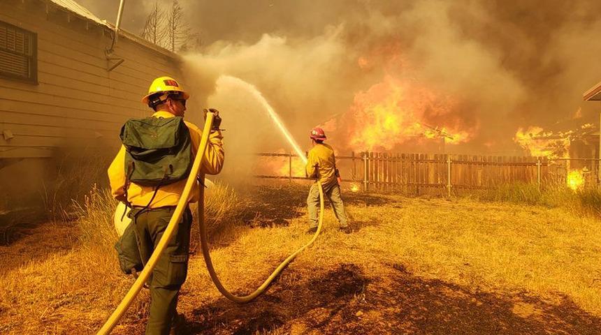 Eyalet tarihinin en b&uuml;y&uuml;k 2. yangını olarak kayda ge&ccedil;ti! California'da yangın devam ediyor