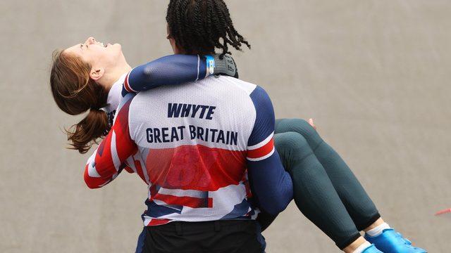 30 Temmuz: Büyük Britanya BMX takımından Kye Whyte, finalde altın madalya kazanan takım arkadaşı Bethany Shriever'ı böyle taşıdı.