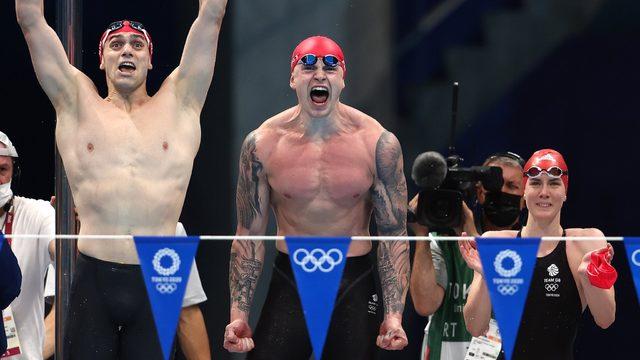 31 Temmuz: Büyük Britanya takımından James Guy, Adam Peaty ve Kathleen Dawson, 4x100m karışık bayrak yarışı finalinde altın madalyalarını kutladı.