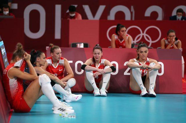 4 Ağustos: 2020 Tokyo Olimpiyat Oyunları voleybol çeyrek final karşılaşmasında Güney Kore'ye 3-2 yenilen Türkiye takımının yaşadığı üzüntü.