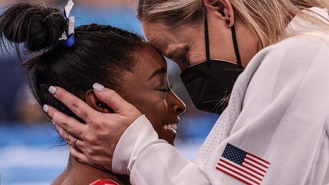 3 Ağustos: Kadınlar denge aleti finalinde altın madalya kazanan ABD'li Simone Biles (solda), başarısını antrenörü Cecile Landi ile kutladı.