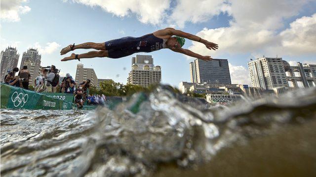 26 Temmuz: ABD'li Kevin McDowell, erkekler bireysel triatlon yarışmasına başlamak için suya böyle atladı.