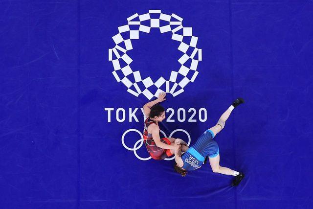 6 Ağustos: 2020 Tokyo Olimpiyat Oyunları'nda Türkiye'yi temsil eden güreşçi Evin Demirhan, son 16 turunda ABD'li Sarah Ann Hildebrant ile karşılaştı.