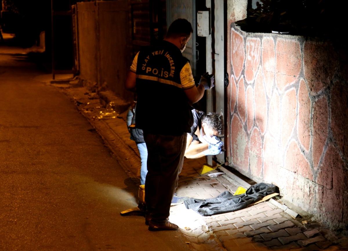 Adana'da polisin "dur" ihtarına uymayarak ka&ccedil;an iki kişiden biri kovalamaca sonucu yakalandı