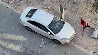 Şaşkına çeviren anlar! Öfkeli kadın arabayı taşa tuttu