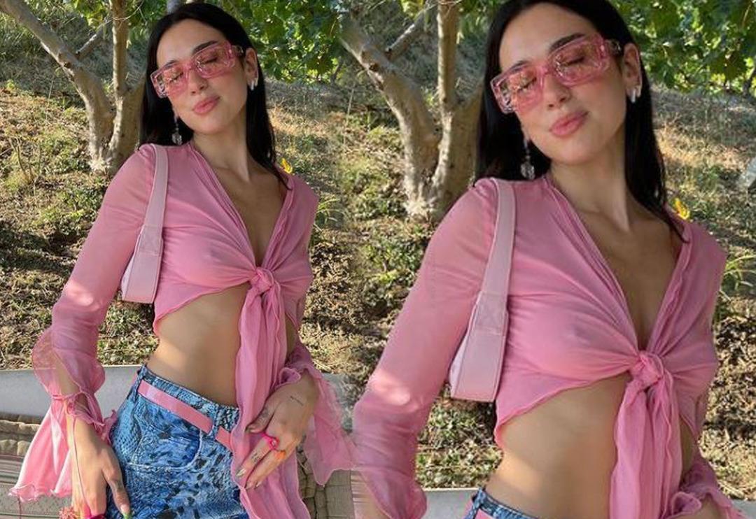 Dua Lipa iddialı tatil elbiseleriyle dikkat &ccedil;ekti