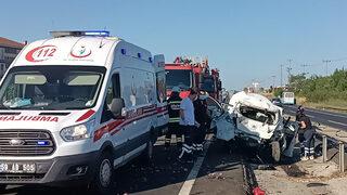 Tekirdağ'da servis minibüsü, önündeki otomobile çarptı! Ölü ve yaralılar var