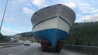 Samsun-Ankara karayolunda 21 metrelik balıkçı teknesi görenleri şaşırttı