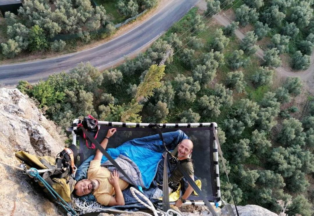 116 metrede hamak yapıp geceyi ge&ccedil;irdiler! Dağcıların selfiesi beğeni rekoru kırdı