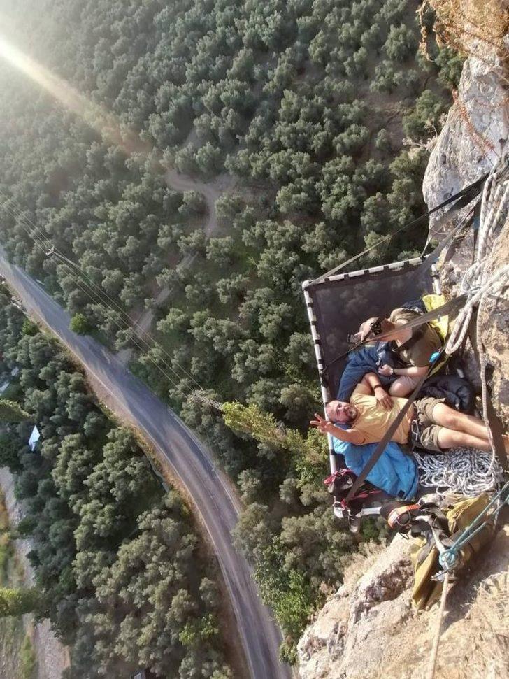 116 metrede hamak yapıp geceyi geçirdiler! Dağcıların selfiesi beğeni rekoru kırdı G1