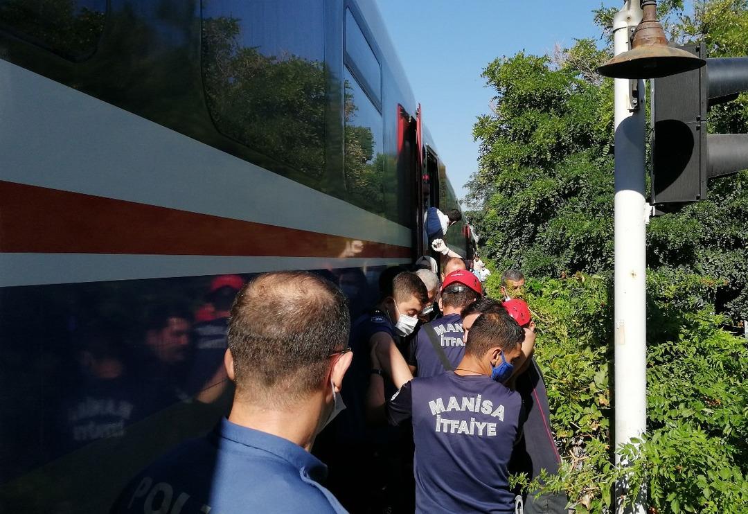 Manisa Salihli'de feci kaza! Yolcu treni motosikleti bi&ccedil;ti