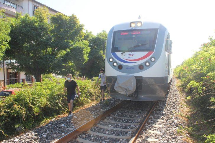Manisa Salihli'de feci kaza! Yolcu treni motosikleti biçti G4