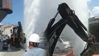 Dakikalarca sürdü! Su metrelerce yukarı fışkırdı