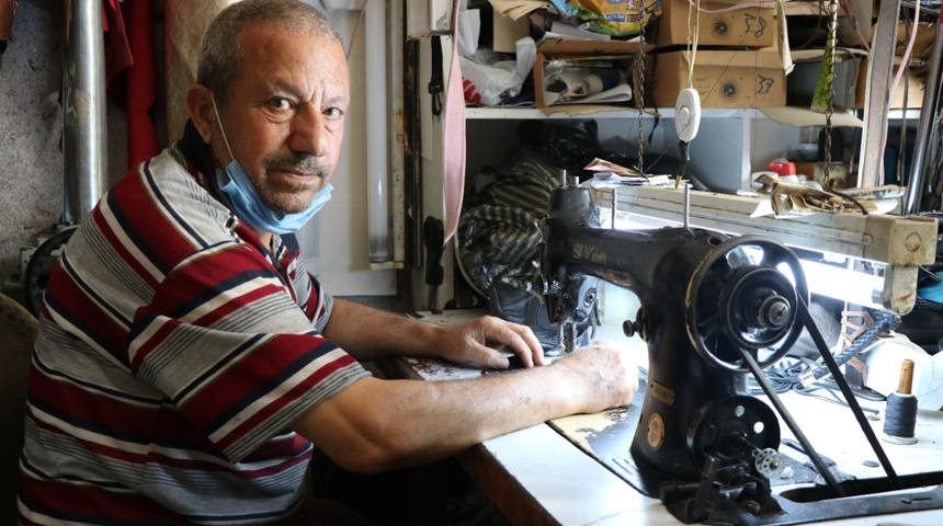 Teknolojiyi reddediyor! 20 metrekare dükkanında tüm hayatını geçirdi