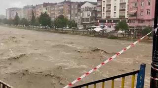Samsun Terme'de köprüler araç ve yaya trafiğine kapatıldı! Sel anonsları yapılıyor