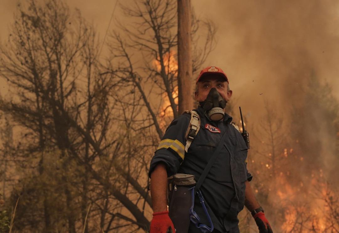 Yunanistan'daki orman yangınında son durum! Kontrolden &ccedil;ıktı
