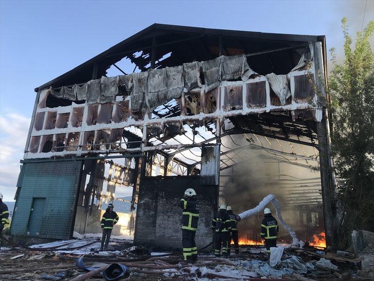 Kocaeli'de içinde atıl durumdaki zemin kaplama ürünleri bulunan depo yandı G2