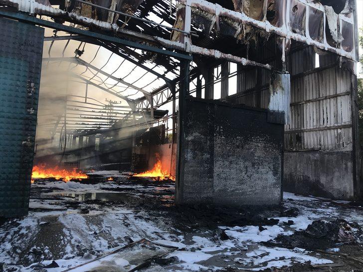 Kocaeli'de içinde atıl durumdaki zemin kaplama ürünleri bulunan depo yandı G3