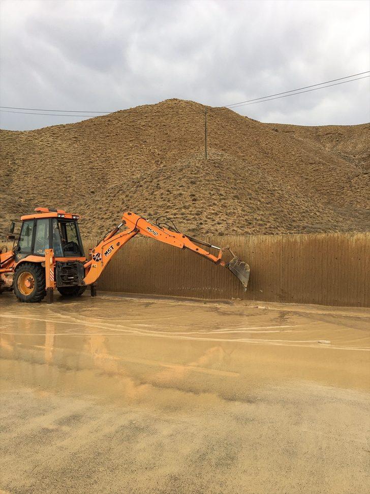 Erzurum'da selden dolayı kapanan yol ulaşıma açıldı G3
