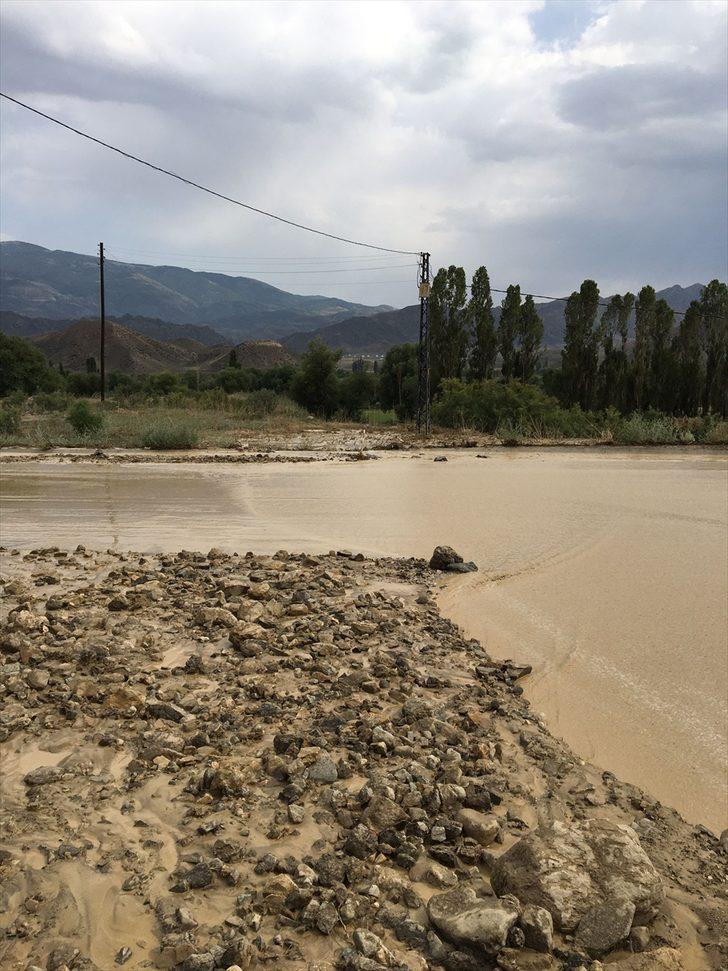 Erzurum'da selden dolayı kapanan yol ulaşıma açıldı G4